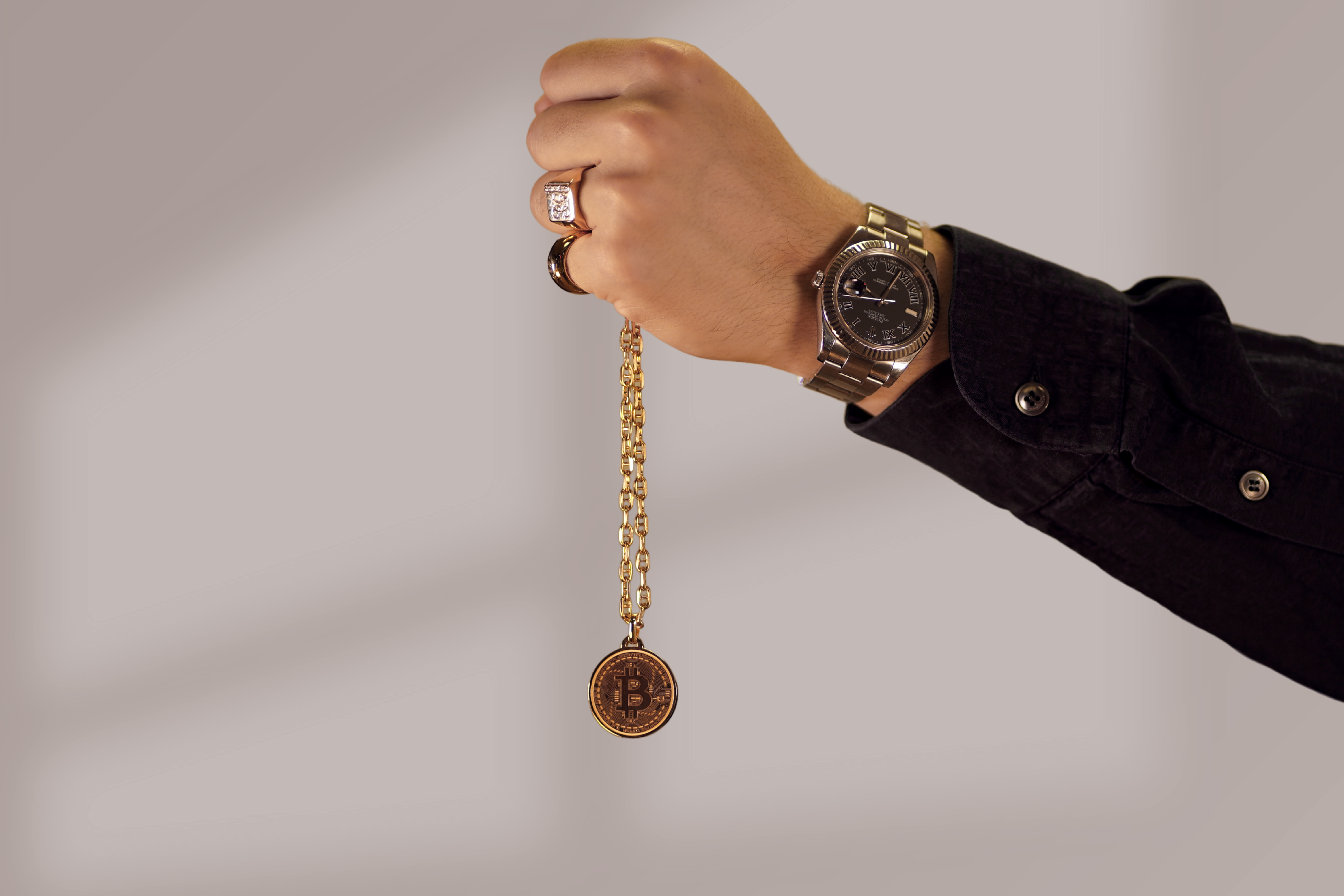 Bitcoin Pendant in 18-Karat Gold - Ordinals Certification - Image 5