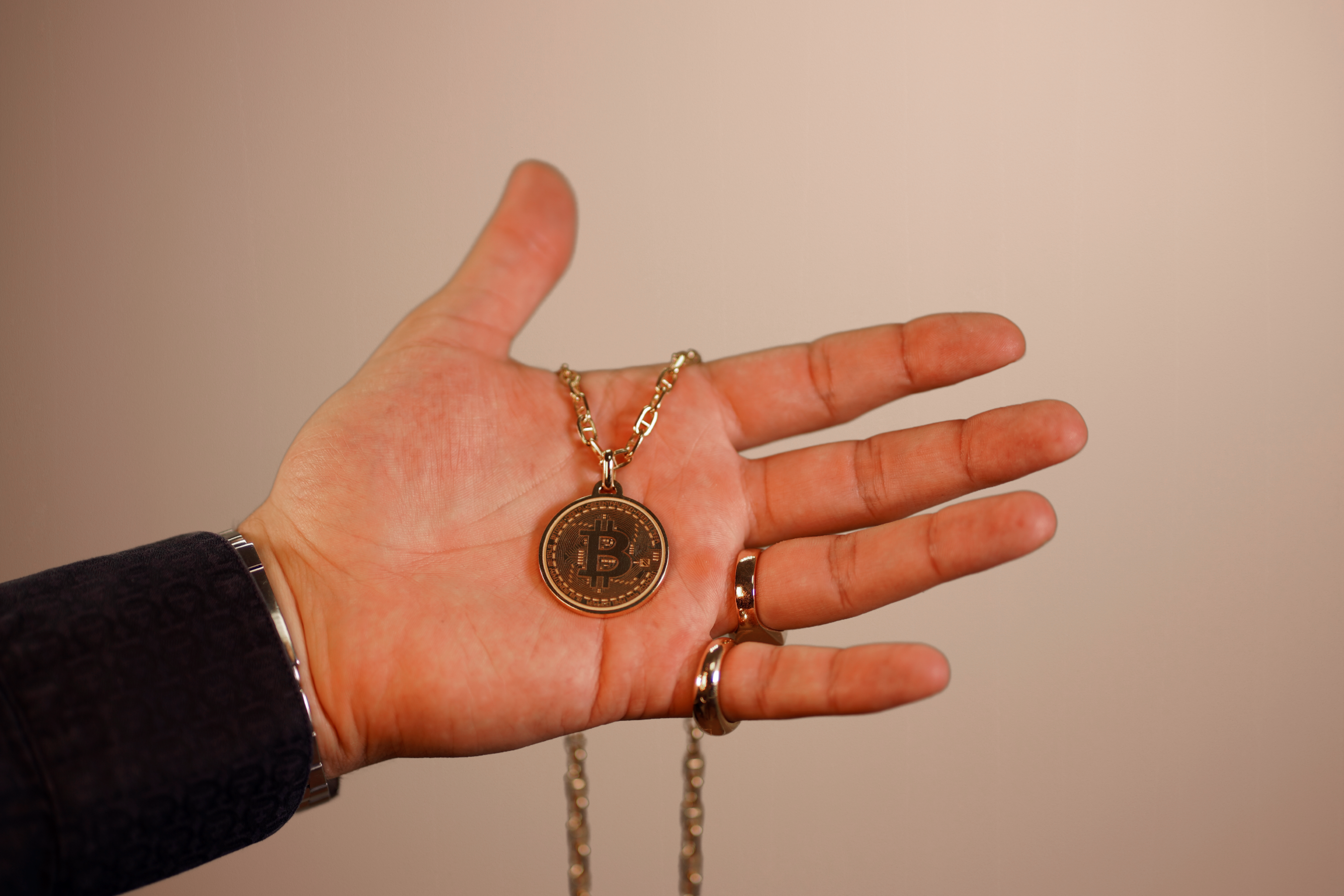 Bitcoin Pendant in 18-Karat Gold - Ordinals Certification - Image 4
